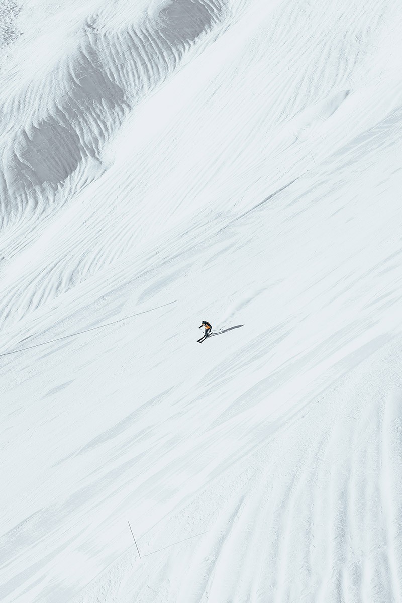 Vue de loin d'un skieur